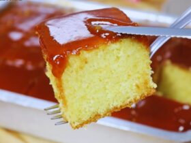 bolo de fubá com calda de goiabada