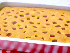 bolo de fubá que já sai do forno recheado