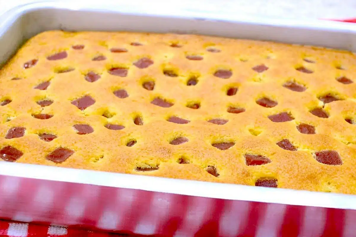 bolo de fubá que já sai do forno recheado