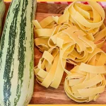 macarrão ao molho de abobrinha e parmesão