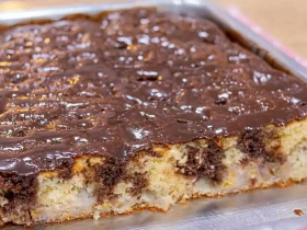 bolo de banana com cobertura de chocolate