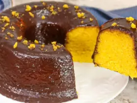 bolo de cenoura com cobertura de chocolate