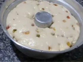 panetone de liquidificador feito na forma de pudim