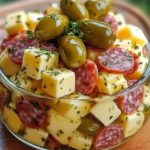 aperitivo fácil de queijo marinado com salame e picles