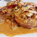 bife com molho cremoso de café e cogumelos